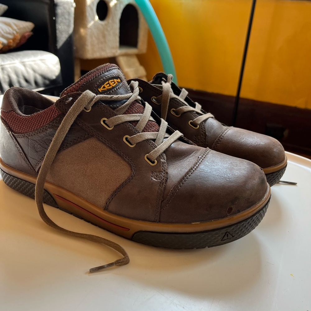 Men’s Keen causal sneaker in size US 9.5